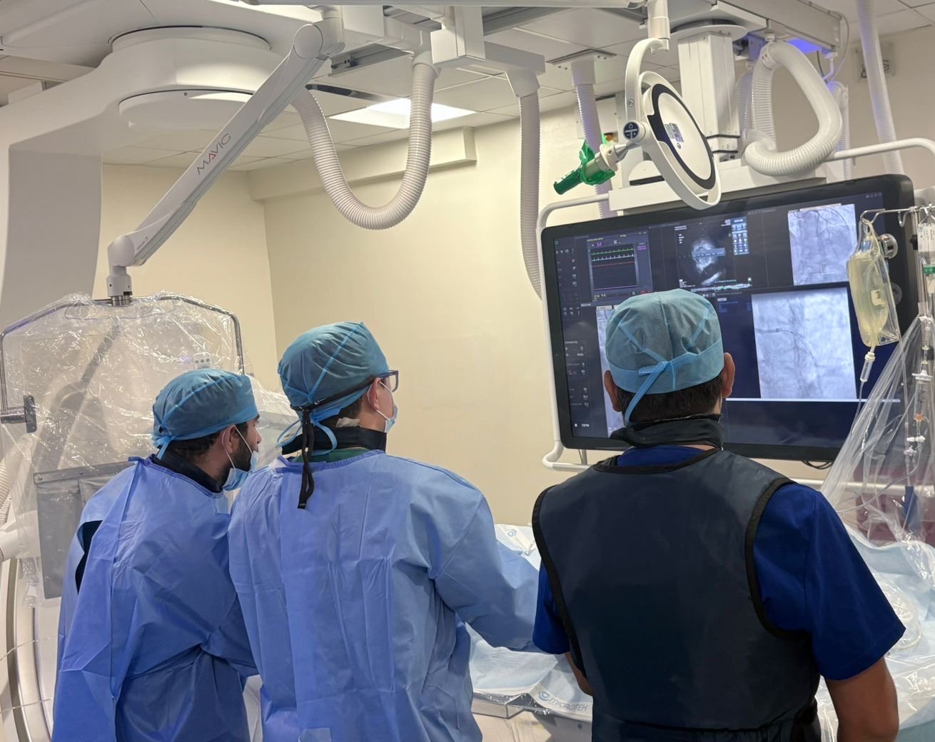 El Dr. Noé Guzmán y su equipo en la sala de hemodinamia
